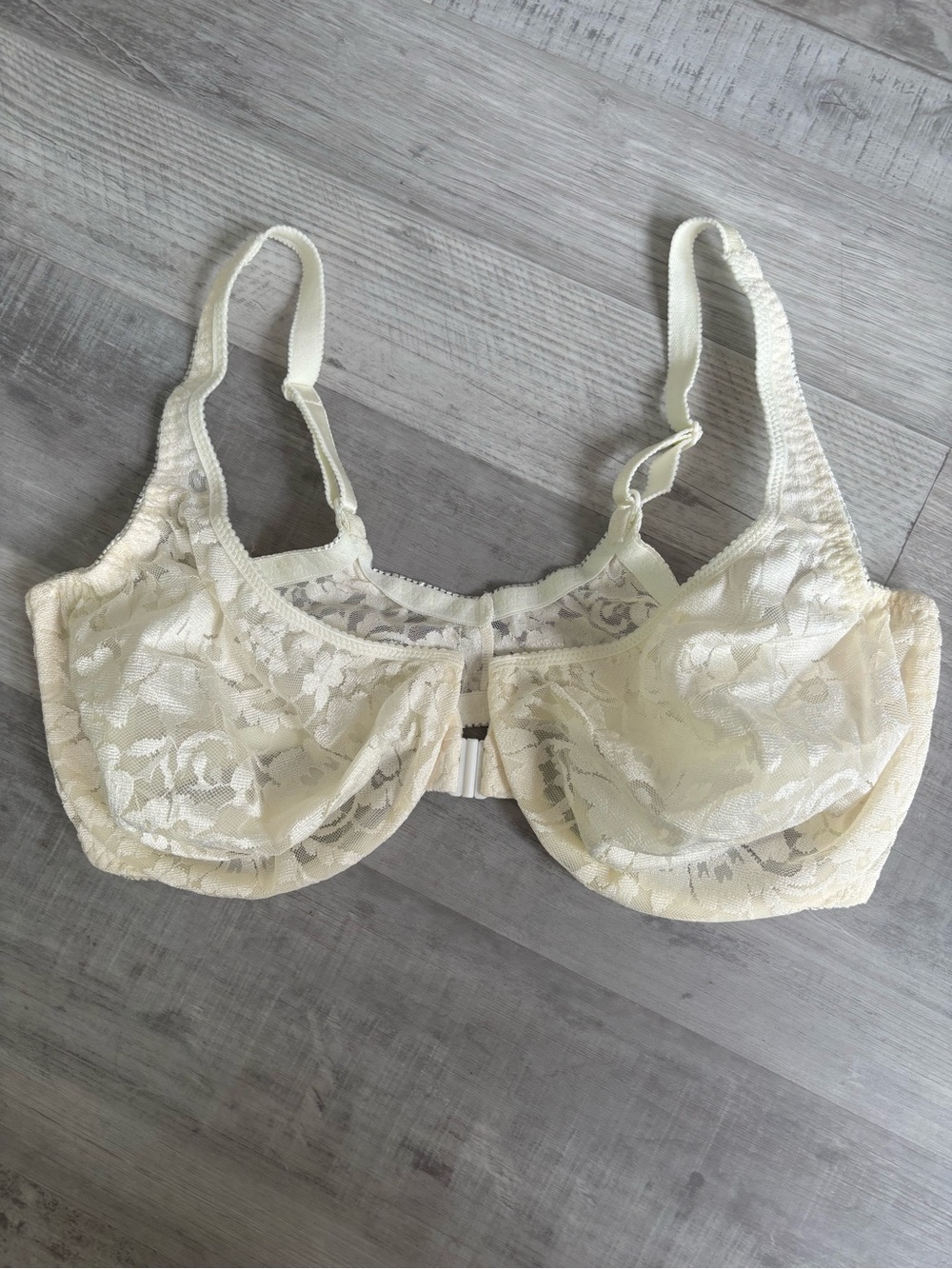 Vintage Victoria's Secret Lace Underwire Front Clasp Bra - Ivory